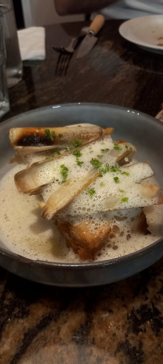PepGranellTrave's tweet photo. Un día más,Un éxito más 💪❤️
Casa Silvestre en modo dejarse llevar y no fallar.
*Patata con crema ácida de cebolla y #bacalao 
*Panceta,Navajas y Emulsión de Galera (escandaloso 🙏😋)
*Lomo Bajo vaca el Capricho 🫣
#gastrolovers #cuisine #BuenosDias #Twitter #solrepsol #Foodie https://t.co/VrcjXYSbUC