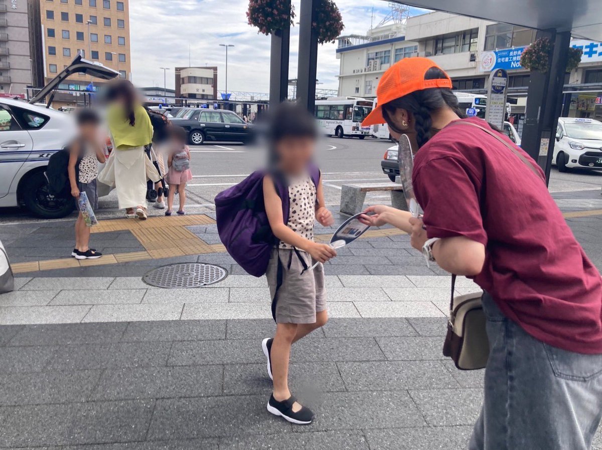 4487project's tweet photo. 本日は昼頃から、一足先に松本駅お城口前にてうちわ配りを行いました！🎇

家族連れの方や浴衣姿の方、そして花火大会に興味を持ってくださる方など、多くの方に受け取っていただきました☺️

⁡#松本大学 #松商短期大学部
#すすはなプロジェクト 
#長野県  #松本市
#すすはな花火フォトコンテスト2025 https://t.co/OOPBcCg8d7