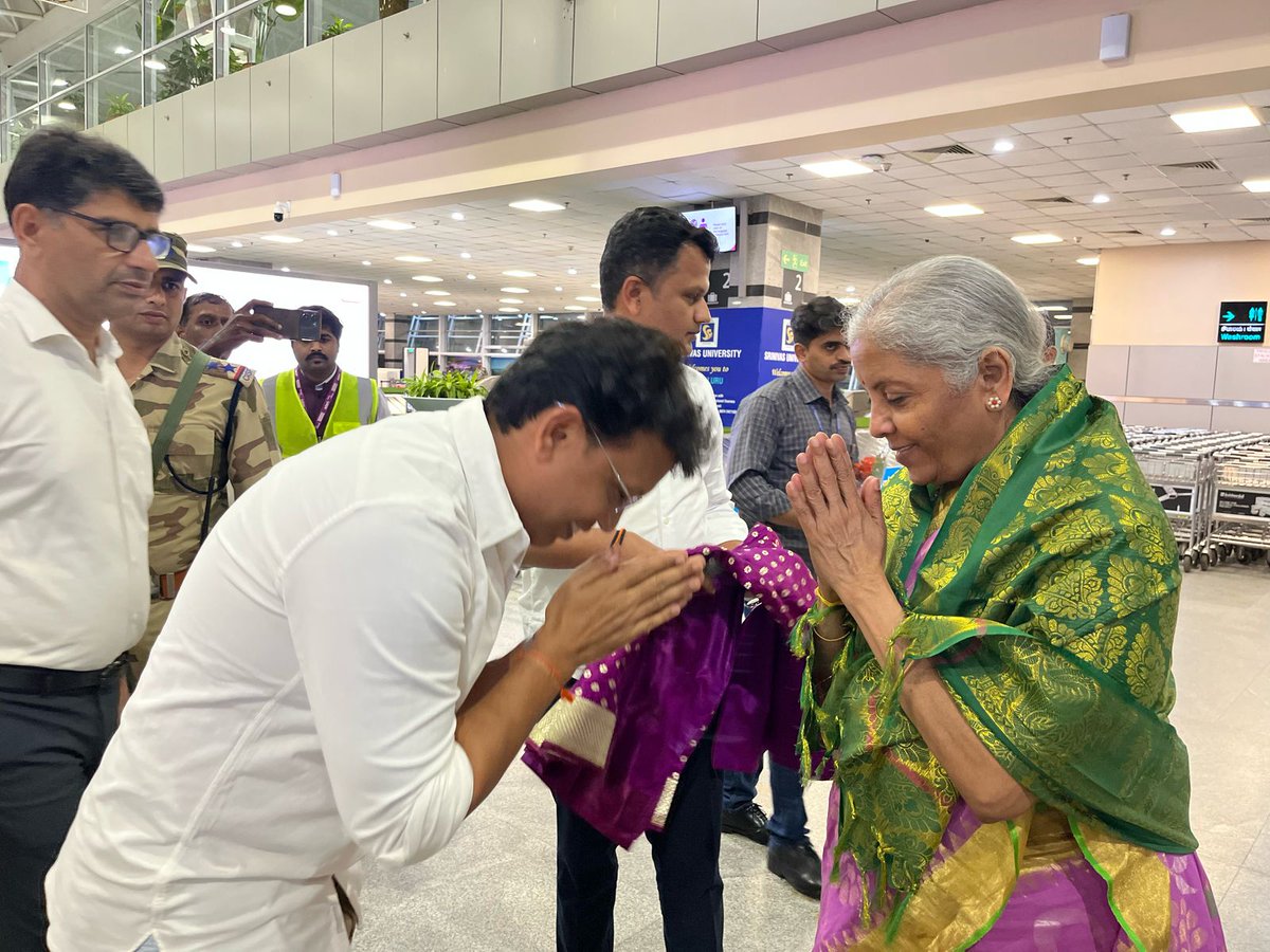 Dr. Bharath Shetty Y. (@bharathshetty_y) on Twitter photo ಮಂಗಳೂರಿಗೆ ಆಗಮಿಸಿದ ಕೇಂದ್ರ ಹಣಕಾಸು ಸಚಿವೆ ಶ್ರೀಮತಿ ನಿರ್ಮಲಾ ಸೀತಾರಾಮನ್ ಅವರನ್ನು ಆತ್ಮೀಯವಾಗಿ ಸ್ವಾಗತಿಸಲಾಯಿತು.
ಈ ಸಂದರ್ಭ ದಕ್ಷಿಣ ಕನ್ನಡದ ಸಂಸದರಾದ ಕ್ಯಾಪ್ಟನ್ ಬ್ರಿಜೇಶ್ ಚೌಟ ಹಾಗೂ ಪಕ್ಷದ ಕಾರ್ಯಕರ್ತರು ಉಪಸ್ಥಿತರಿದ್ದರು.
<a href="/nsitharaman/">Nirmala Sitharaman</a>
#bjpdakshinakannada ಮಂಗಳೂರಿಗೆ ಆಗಮಿಸಿದ ಕೇಂದ್ರ ಹಣಕಾಸು ಸಚಿವೆ ಶ್ರೀಮತಿ ನಿರ್ಮಲಾ ಸೀತಾರಾಮನ್ ಅವರನ್ನು ಆತ್ಮೀಯವಾಗಿ ಸ್ವಾಗತಿಸಲಾಯಿತು.
ಈ ಸಂದರ್ಭ ದಕ್ಷಿಣ ಕನ್ನಡದ ಸಂಸದರಾದ ಕ್ಯಾಪ್ಟನ್ ಬ್ರಿಜೇಶ್ ಚೌಟ ಹಾಗೂ ಪಕ್ಷದ ಕಾರ್ಯಕರ್ತರು ಉಪಸ್ಥಿತರಿದ್ದರು.
<a href="/nsitharaman/">Nirmala Sitharaman</a>
#bjpdakshinakannada