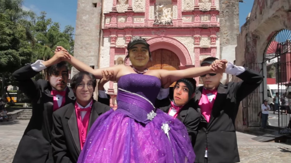 feliz cumpleaños a la quinceañera, que cumpla muchos más 
#HappyRoierDay #Cumpleañoier
