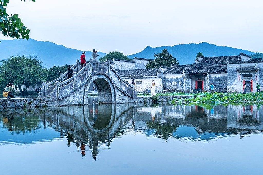 CGTNOfficial's tweet photo. #CivilizationsShine Nestled in the rolling hills of #China's Anhui, the ancient villages of #Xidi and #Hongcun are living testaments to Huizhou’s rich cultural heritage. Built on a foundation of thriving commerce and strong family clans, these traditional settlements have preserved – almost untouched – the authentic look and feel of rural Huizhou from the 14th to 20th centuries.

From the harmonious composition of the landscape to the wood and stone structures that carry the human craftsmanship of centuries, every corner feels like a master's brushstroke on canvas. Inspiring as well as idyllic, Xidi and Hongcun are experienced as a school and a studio by art students who flock to the area each year, set up their easels and let the creative juices flow. #ChinaSeen
