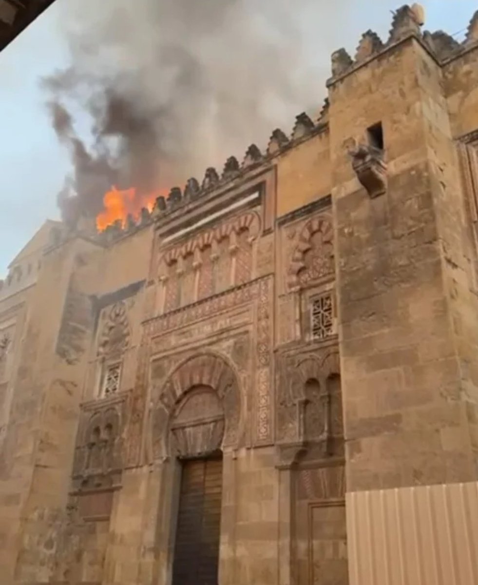 Arde la mezquita catedral, uno de los monumentos más importantes de Europa y ni Canal Sur conecta por TV. Arde notredame y desplazan hasta a Coria TV. De vergüenza la incertidumbre y rabia que hemos pasado
