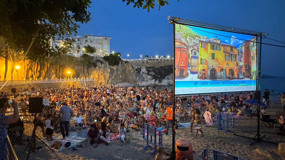 La proyección de ‘Luca’ en Mal Pas abre el ciclo ‘Cine en la Playa’ ante centenares de personas.
La actividad, que tendrá continuidad el día 22 de agosto, es gratuita hasta completar el aforo

#Benidorm
#AyuntamientoBenidorm
#BenidormEsCultura

benidorm.org/es/noticias/la…