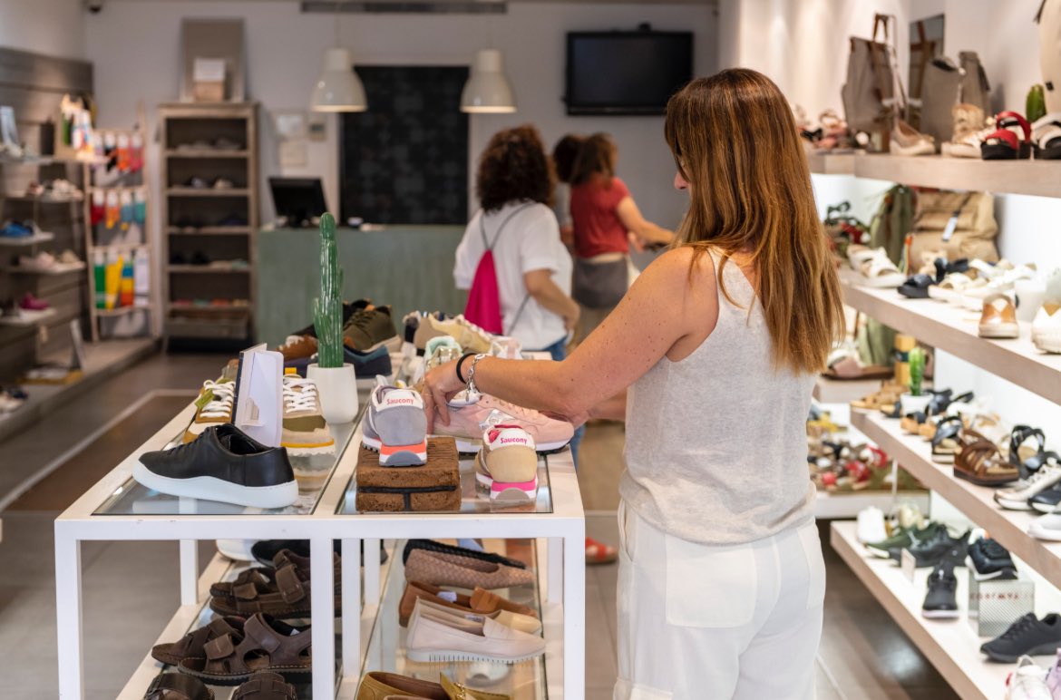 🛍️ Mataró és un paradís per a les compres!
Amb més de 1.600 establiments de roba, calçat, complements i molt més, hi trobaràs tot el que necessites en una oferta comercial moderna i de qualitat.
💙 Vine a viure una experiència de compra amb caràcter propi!

#VisitMataró
