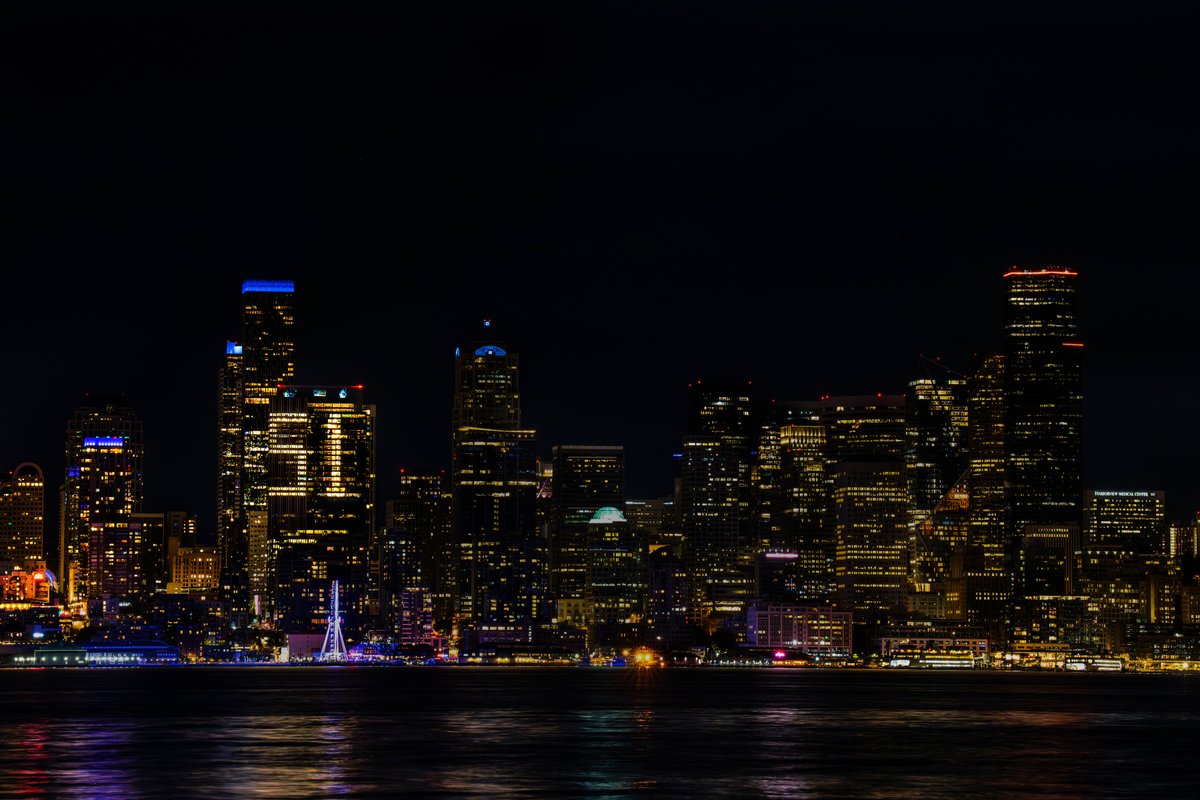 Seattle shines a little brighter for No. 51 tonight 🌟 #IchiroHOF