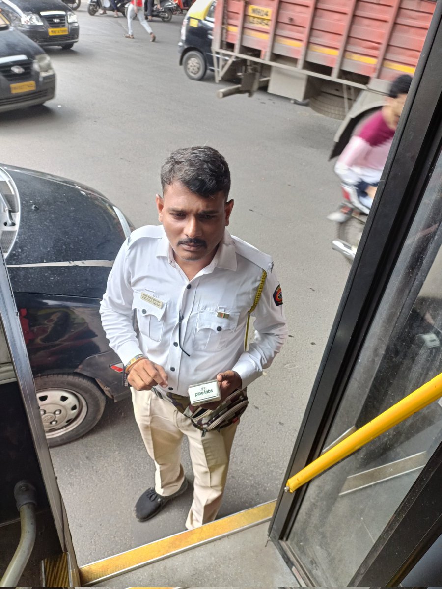 kirtibd's tweet photo. @MTPHereToHelp Byculla . Clare  road to go right on nm
 Ali road. No signal of right turn
 Mera bharat mahan
Ssc passed sakharam gives ticket to bus driver. 12.27 pm now . Dr kirti doshi. https://t.co/CdFnywxukg