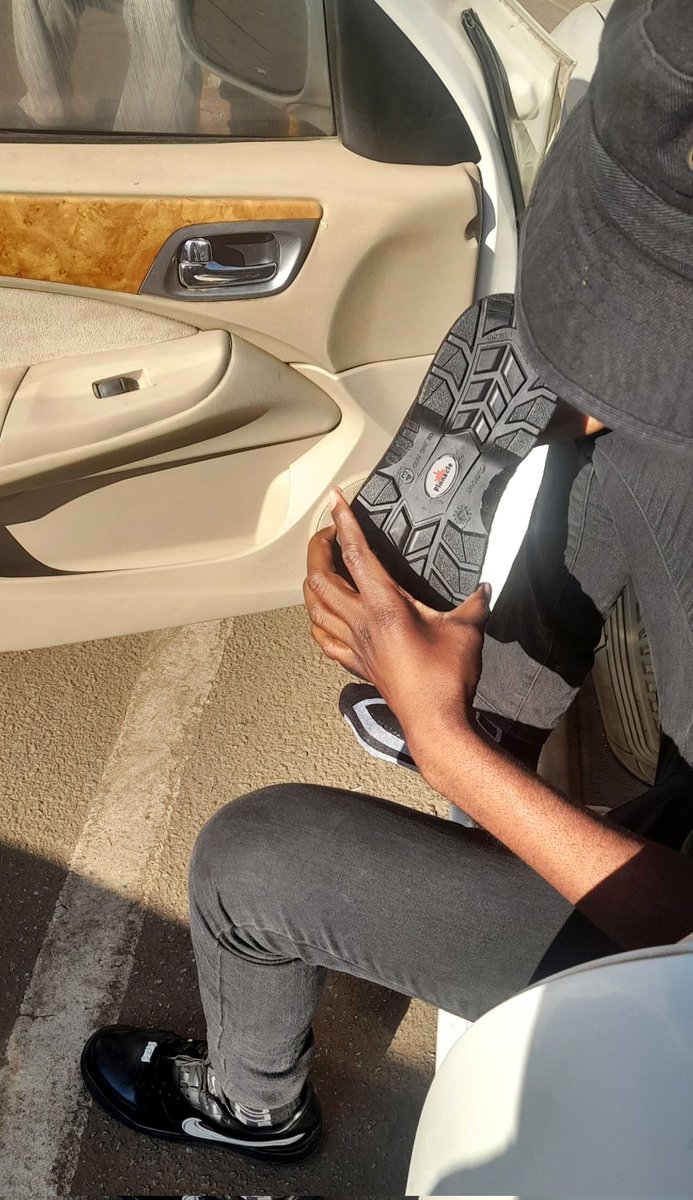 Early in the morning, my good brother <a href="/MurawoSylvester/">sylvester murawo</a>  pulled up, waited patiently, and secured his pair of $30 Pinnacle safety shoes 😄💪🏾 Thank you for supporting NdunawemaDeals 🙏🏽
0712163315