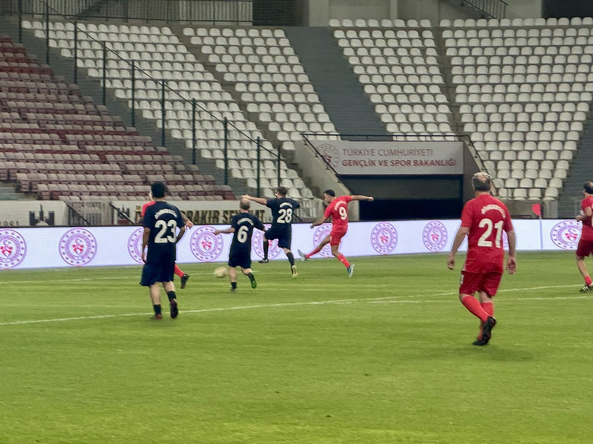 Gençlik ve Spor Bakanımız Sn Osman Aşkın BAK,Sn Valimiz Murat ZORLUOĞLU, İl Protokolü ile Kaymakamımız Sn Hasan AKBULUT’un da ter döktüğü gösteri maçında, sahadaki mücadele kadar dostluk ve dayanışma da ön plandaydı. Sporun birleştirici gücü, gençlere ilham verdi
<a href="/hasanakbulut24/">Hasan Akbulut</a>