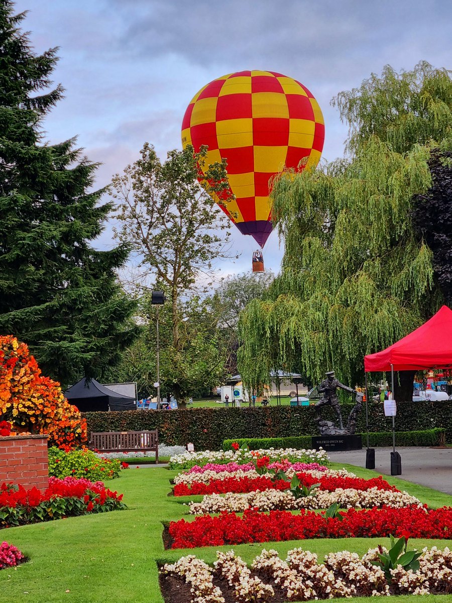 Next weekend 16th-17th August,it's my favourite Oswestry event of the year...The annual Balloon Festival in Cae Glas Park
It's worth a visit,
Early birds can watch them take off at Sunrise,if you miss that, then they take off again in the early evening🎈
