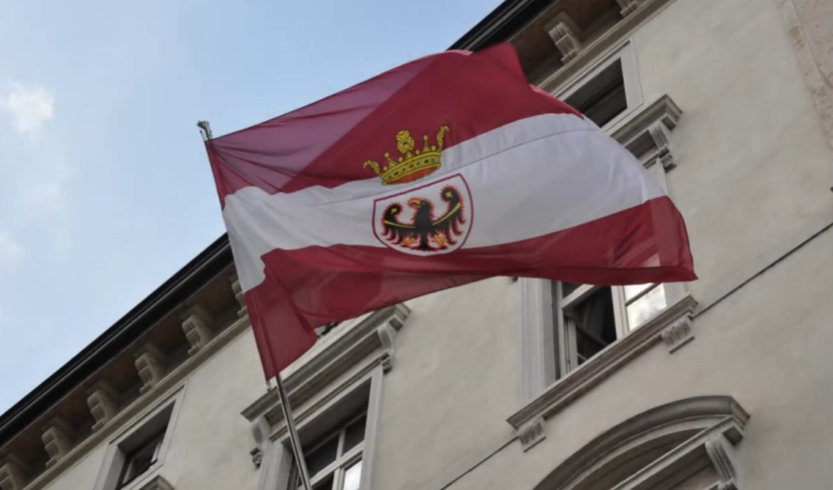 #Autonomia: un provvedimento della Giunta ha disciplinato la consegna della bandiera della Provincia, che potrà avvenire in prospettiva nel corso degli incontri e degli eventi in programma per raccontare le radici e il valore dell’Autonomia speciale ⤵️
ufficiostampa.provincia.tn.it/Comunicati/Dif…
