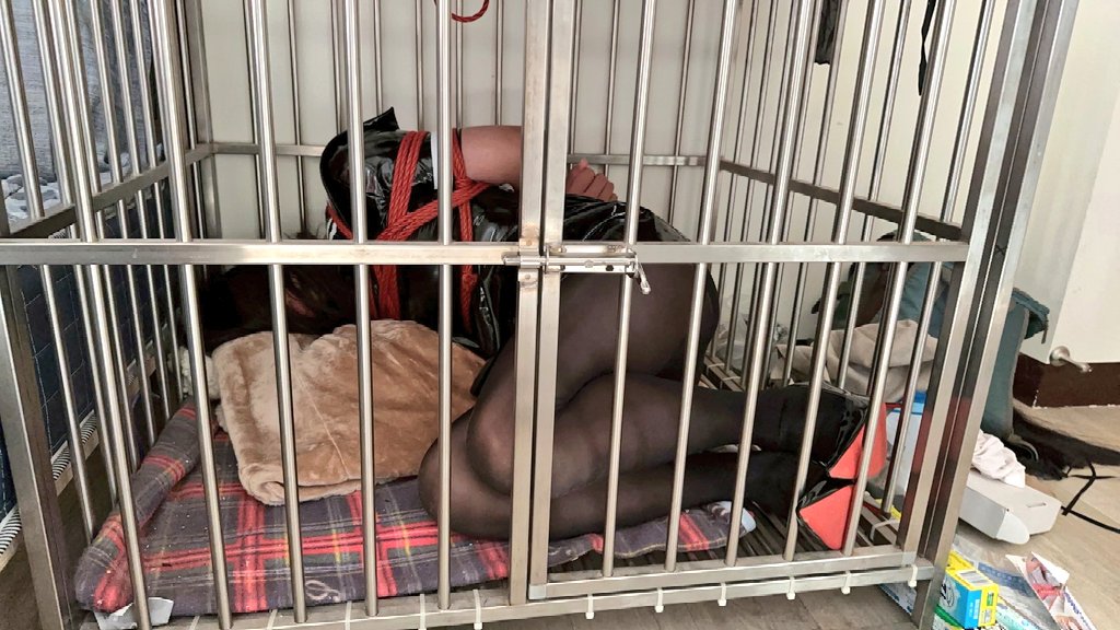 又是穿著絲襪高跟鞋
被關在籠子裡睡覺的一個晚上～