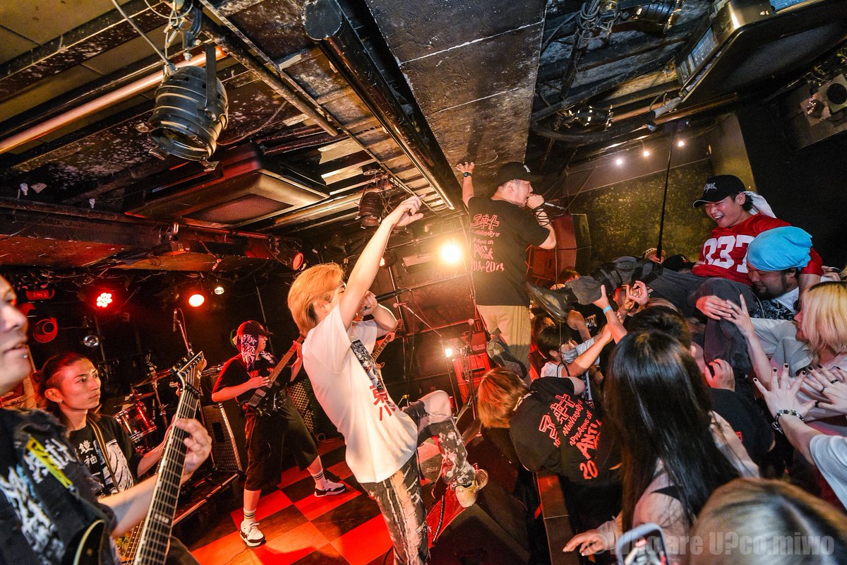 膝逝ってるのにエグいダイブしてる子いたなー楽しそうだったな〜さすがヱヰ十