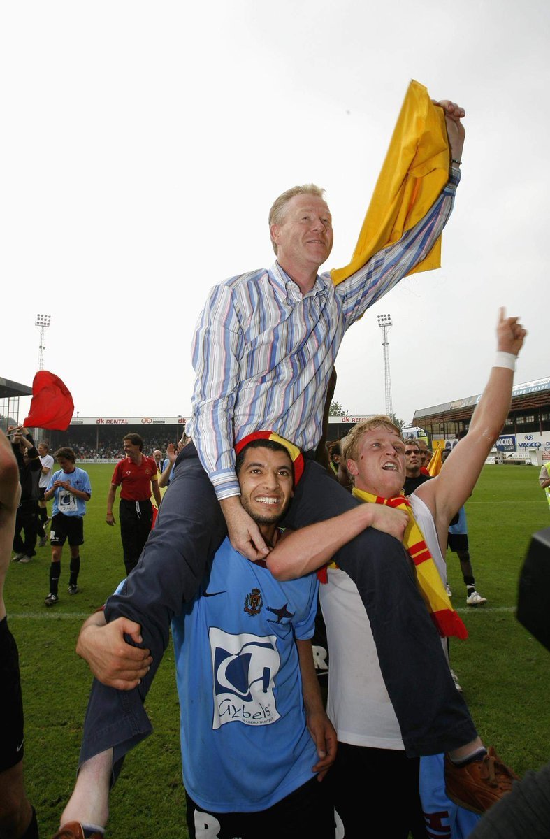 retroJPL's tweet photo. 📷 Issame Charaï porte Peter Maes sur ses épaules. L'actuel entraîneur du @KVCWesterlo vient d'inscrire le but pour la montée du @kvmechelen face au Courtrai de Hein Vanhaezebrouck (2007). 📷🟡🔴 https://t.co/fEOZNLk6qo