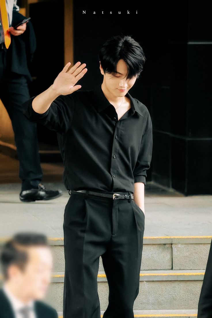 종성이 얼굴이 진짜 신기한게
머리스타일 어케하냐에 따라 분위기가진짜 확확바뀜..
청순대학선배같다가 
느와르물에서 막 튀어나온거같다가
왕자같다가
정략결혼남편재질이다가..