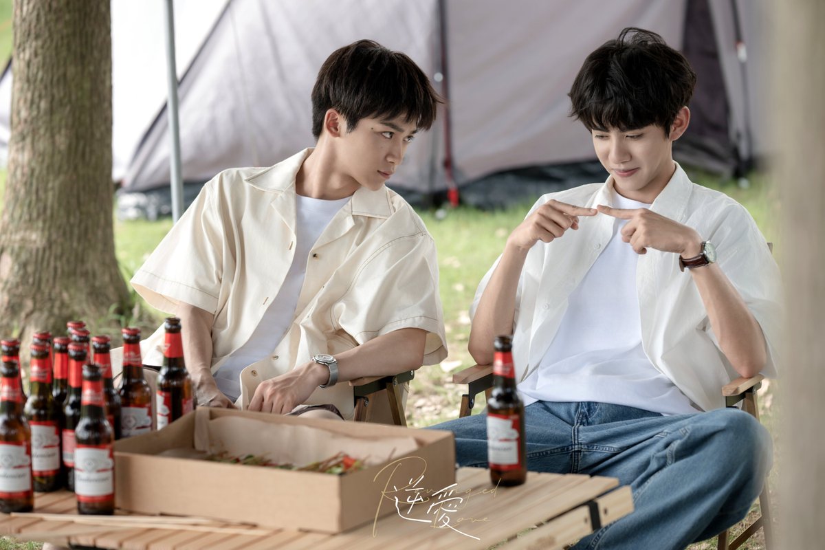 RevengedLove_'s tweet photo. 月色漸濃好事近，
兩兩相擁情更真。
笑聲蕩漾映晴空，
暗號輕響破迷雲。
情深並肩風雨裡，
攜手同行不言分。
#逆愛 #柴雞蛋 #吳所畏 #梓渝 #池騁 #田栩寧 #郭城宇 #展軒 #姜小帅 #刘轩丞 #RevengedLove #Wusuowei #Chicheng #GuoChengyu #JiangXiaoshuai #BL #boyslove https://t.co/skWwbJtaNz