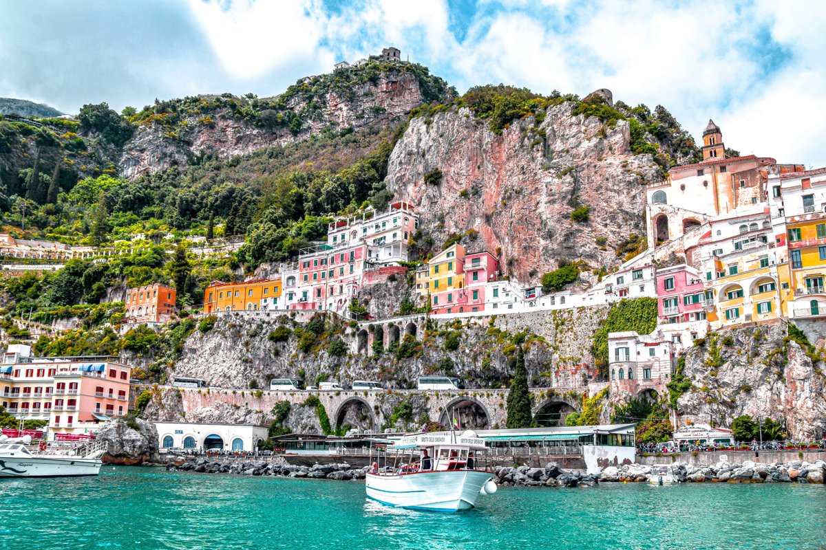 😍Amalfi no es solo un destino bonito, es EL sueño de la Costa Amalfitana.

🍋 Calles estrechas, aroma a limón y miradores de infarto.

💁🏻‍♀️Aquí te cuento qué ver en #Amalfi + consejos y mapa: bit.ly/Ver_AMALFI