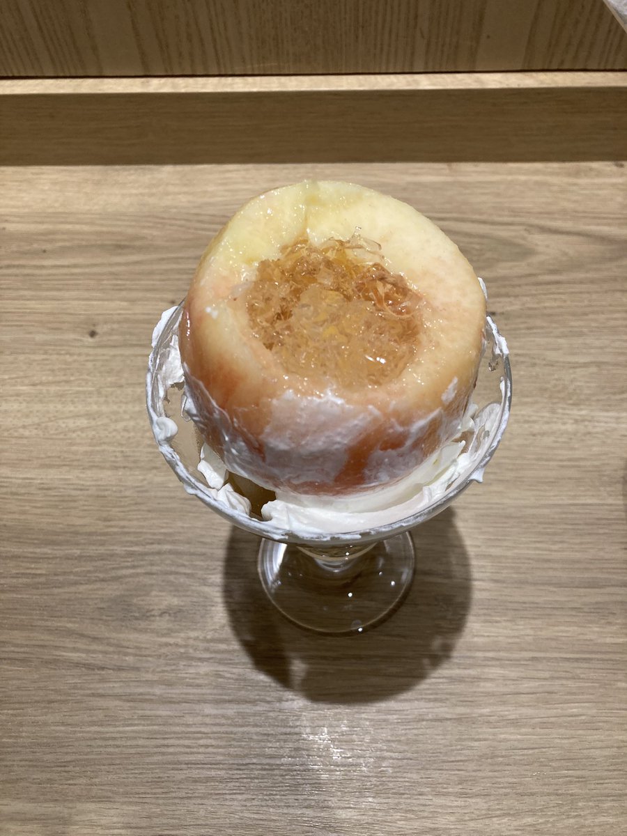 桃のパフェ

桃の中をくり抜き、ゼリーなど色々入っていて楽しめるパフェで満足度高し…🍑