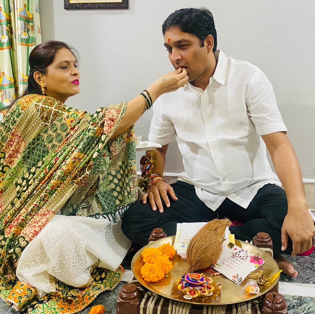 निश्चल प्रेम, स्नेह एवं वचनबद्धता के त्यौहार रक्षाबंधन के अवसर पर राखी बंधवाकर आशीर्बाद लिया।