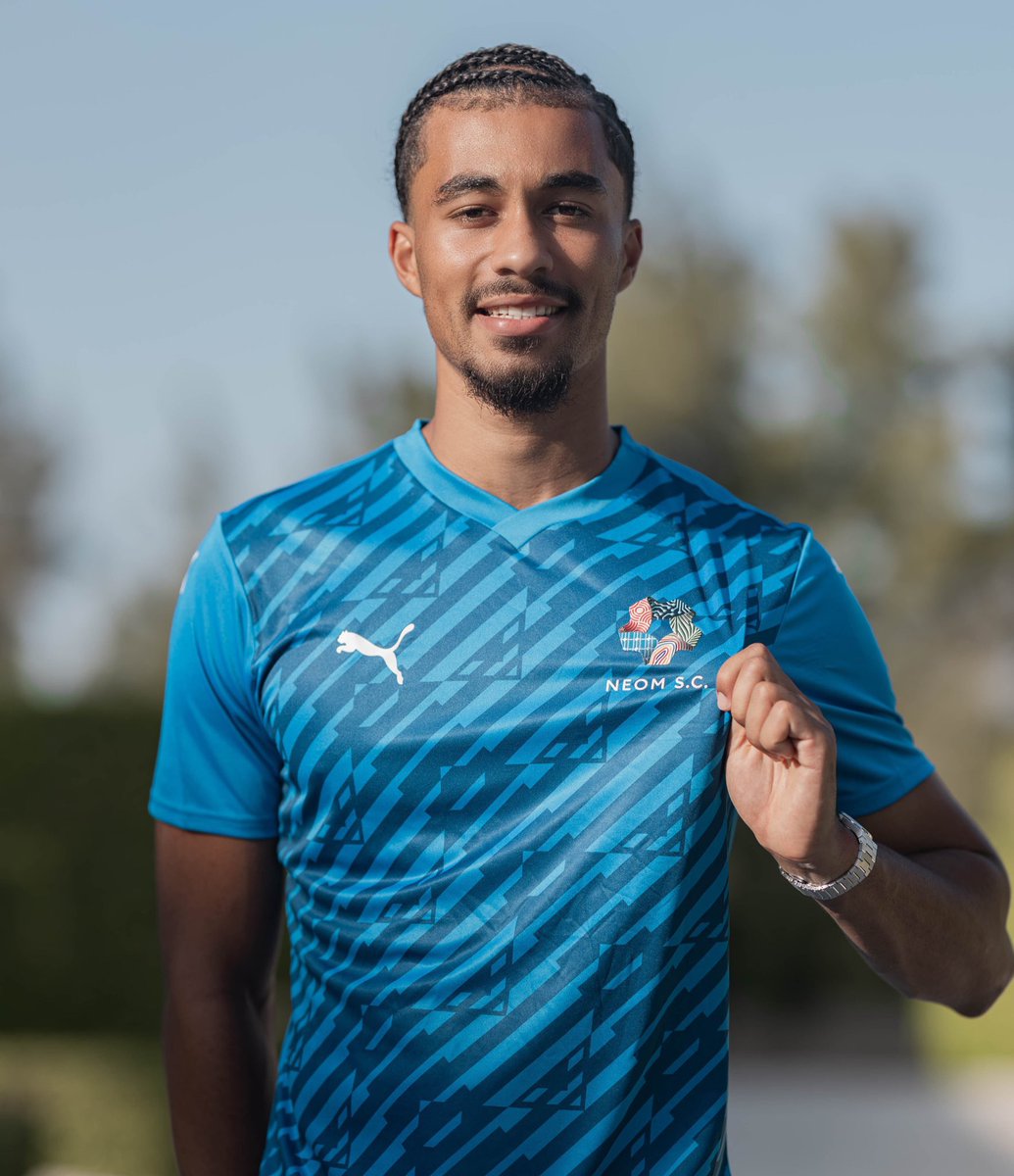ActuFoot_'s tweet photo. 🚨 « 𝗤𝗨𝗔𝗡𝗗 𝗝𝗘 𝗩𝗢𝗜𝗦 𝗗𝗘𝗦 𝗝𝗢𝗨𝗘𝗨𝗥𝗦 𝗗𝗘 𝟭𝟵 𝗔𝗡𝗦 𝗦𝗜𝗚𝗡𝗘𝗥 𝗘𝗡 𝗔𝗥𝗔𝗕𝗜𝗘 𝗦𝗔𝗢𝗨𝗗𝗜𝗧𝗘 🇸🇦… 𝗣𝗢𝗨𝗥 𝗠𝗢𝗜 𝗖’𝗘𝗦𝗧 𝗜𝗠𝗣𝗘𝗡𝗦𝗔𝗕𝗟𝗘 ! » 😤

Adrien Rabiot 🇫🇷 : 

« Ce n'est pas quelque chose que j'aurais fait à cet âge-là  mais chacun a son parcours. 

Je ne veux pas juger qui que ce soit, 𝗻𝗼𝘂𝘀  𝗻𝗲 𝘀𝗼𝗺𝗺𝗲𝘀 𝗽𝗲𝘂𝘁-𝗲̂𝘁𝗿𝗲 𝗽𝗮𝘀 𝗮𝗻𝗶𝗺𝗲́𝘀 𝗽𝗮𝗿 𝗹𝗲𝘀 𝗺𝗲̂𝗺𝗲𝘀 𝗰𝗵𝗼𝘀𝗲𝘀. 

Moi, je veux  disputer les plus belles compétitions européennes, vibrer dans des  enceintes comme le Vélodrome. »

🎙️ La Provence
