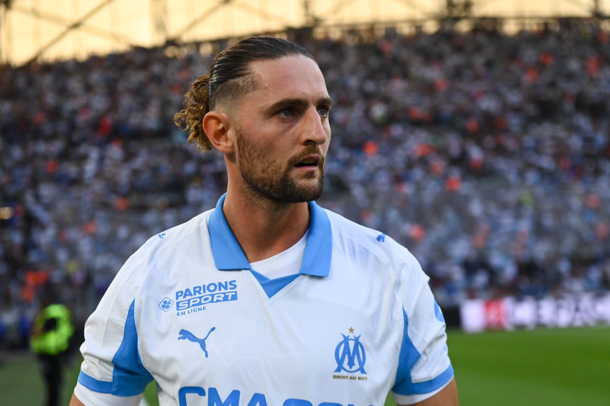 ActuFoot_'s tweet photo. 🚨 « 𝗤𝗨𝗔𝗡𝗗 𝗝𝗘 𝗩𝗢𝗜𝗦 𝗗𝗘𝗦 𝗝𝗢𝗨𝗘𝗨𝗥𝗦 𝗗𝗘 𝟭𝟵 𝗔𝗡𝗦 𝗦𝗜𝗚𝗡𝗘𝗥 𝗘𝗡 𝗔𝗥𝗔𝗕𝗜𝗘 𝗦𝗔𝗢𝗨𝗗𝗜𝗧𝗘 🇸🇦… 𝗣𝗢𝗨𝗥 𝗠𝗢𝗜 𝗖’𝗘𝗦𝗧 𝗜𝗠𝗣𝗘𝗡𝗦𝗔𝗕𝗟𝗘 ! » 😤

Adrien Rabiot 🇫🇷 : 

« Ce n'est pas quelque chose que j'aurais fait à cet âge-là  mais chacun a son parcours. 

Je ne veux pas juger qui que ce soit, 𝗻𝗼𝘂𝘀  𝗻𝗲 𝘀𝗼𝗺𝗺𝗲𝘀 𝗽𝗲𝘂𝘁-𝗲̂𝘁𝗿𝗲 𝗽𝗮𝘀 𝗮𝗻𝗶𝗺𝗲́𝘀 𝗽𝗮𝗿 𝗹𝗲𝘀 𝗺𝗲̂𝗺𝗲𝘀 𝗰𝗵𝗼𝘀𝗲𝘀. 

Moi, je veux  disputer les plus belles compétitions européennes, vibrer dans des  enceintes comme le Vélodrome. »

🎙️ La Provence