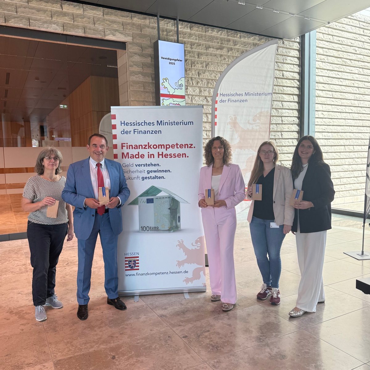 Finanzminister Lorz und Oberfinanzpräsidentin Bepperling haben bei der Vereidigung unserer Anwärterinnen und Anwärter auch am Stand unseres Teams #Finanzkompetenz vorbeigeschaut. Gerade zum Berufseinstieg haben junge Leute viele Fragen zum Thema Finanzen - wir informieren sie.💶