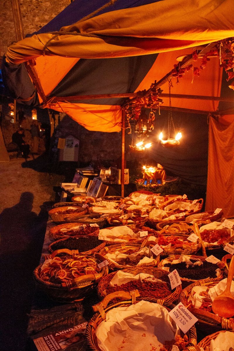 🌄 𝗕𝗶𝗹𝗱 𝗱𝗲𝘀 𝗧𝗮𝗴𝗲𝘀 (𝟵. 𝗔𝘂𝗴):
Saladins Spezereyen unter dem Burgtor – mit Alpenpanorama!
Auf 1.200 m beim höchstgelegenen Mittelalter-Fest der Welt: Burg Hohenfreyberg.
#MittelalterBildDesTages #SaladinsSpezereyen #BurgHohenfreyberg #MittelalterCom #Mythrojan