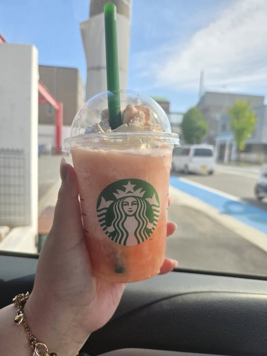 WhiteLove914's tweet photo. 新しいスタバで(｡⊿°」∠)ﾓｯﾓｯ🍑
#スタバ #へブンリーピーチフラペチーノ https://t.co/RH5oWfheoj