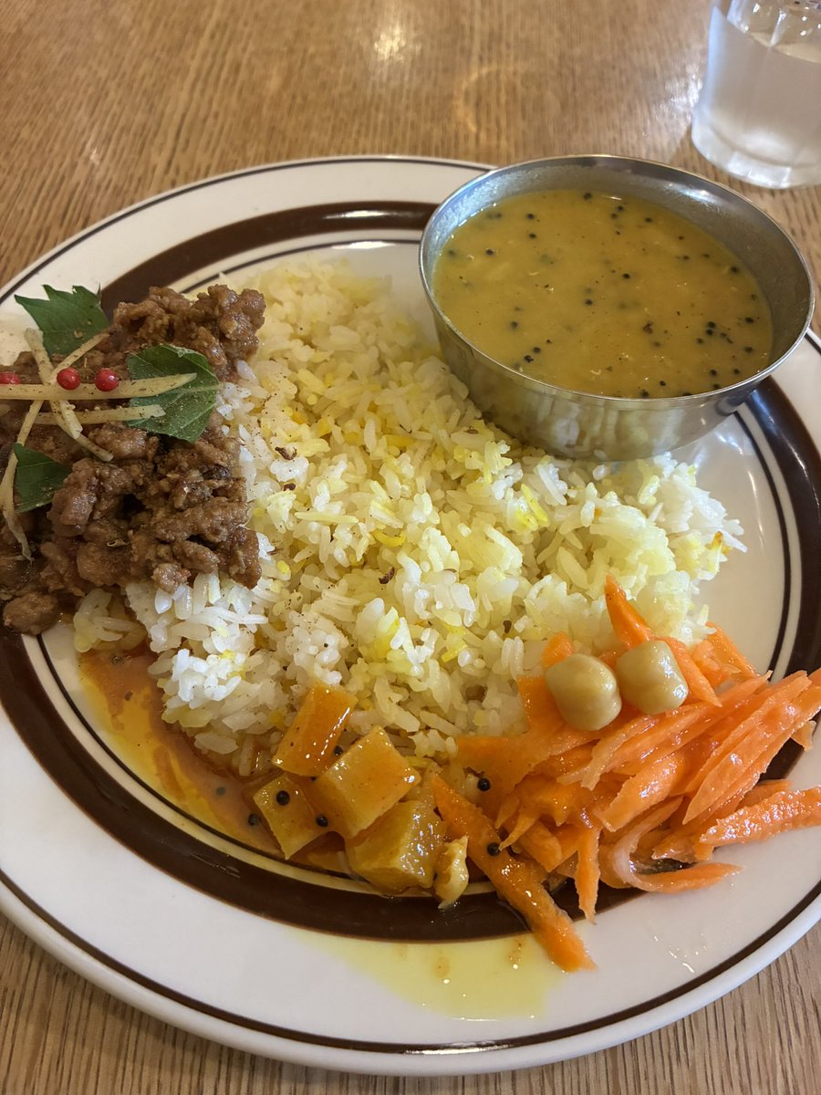 今日は月イチ出張デイサービス👣
3名さまの足を押してきました！

ふと周りを見渡して、私が出張初めて12年近く…その頃から利用されてる方は1人だけと気がついて、過去押させてもらった利用者さんを思い出して寂しくなるなど…

写真は帰りにフラッと入った高円寺のnegombo33さんのカレー😋