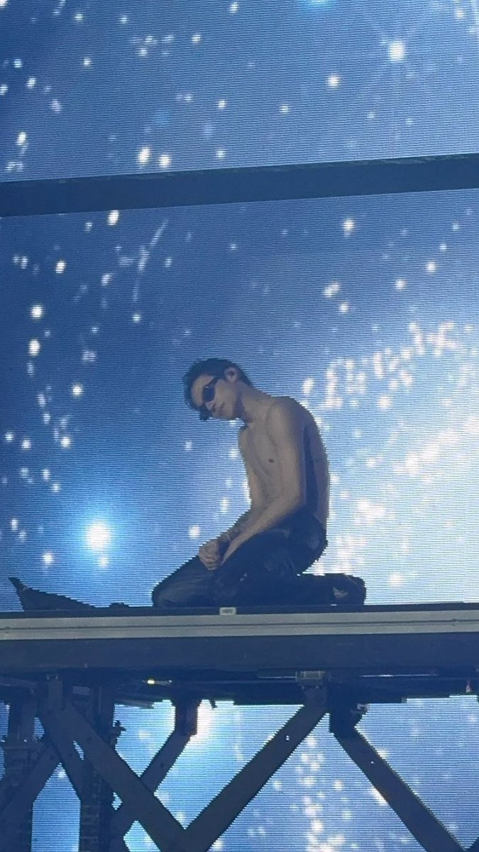 KaleighBruner's tweet photo. WOOYOUNG TAKES OFF HIS JACKET AND FULLY SHIRTLESS IM CRYINGGGGG
, https://t.co/CibWq6RqtS