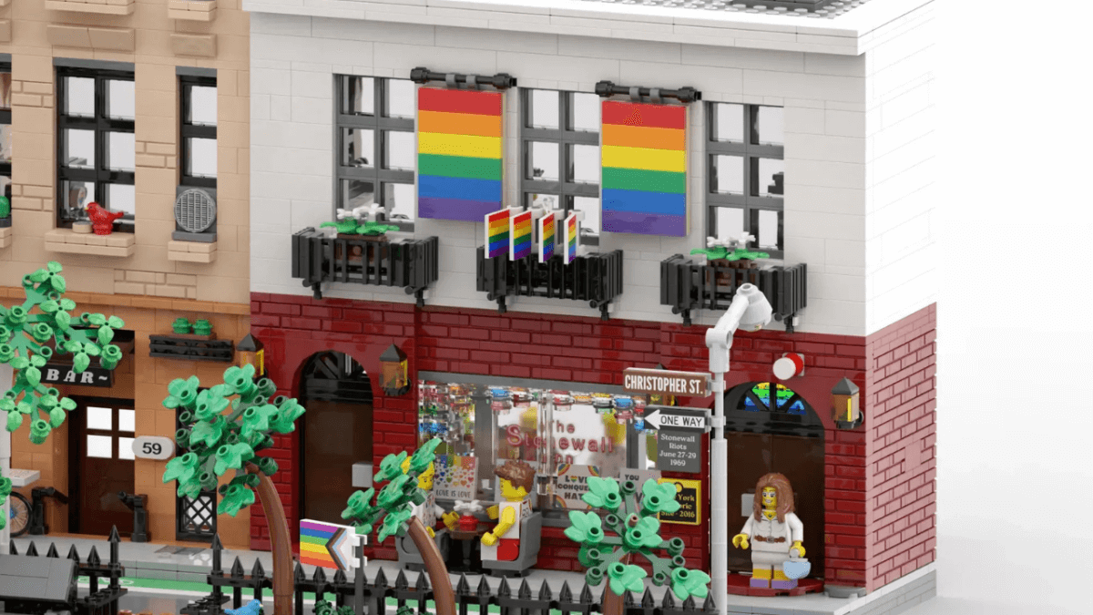 gayit's tweet image. Dai mattoncini alla memoria collettiva: l’omaggio a #Stonewall in versione LEGO “senza cadere negli stereotipi”, parla il creatore gay.it/omaggio-stonew… #Bambini #Gioco #Interviste