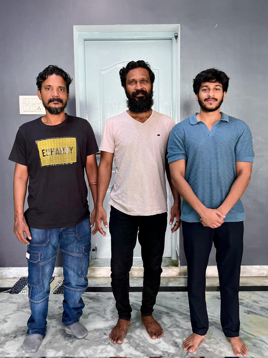PrakashMahadev's tweet image. #Sirai Movie Director #Suresh &amp;amp; one of the Hero @lk_akshaykumar meets #Vetrimaaran ( Suresh- Vetrimaaran&apos;s AD) 

Hero Offline Look &amp;amp; Movie Look ரொம்பவே Different இருக்கு 👌