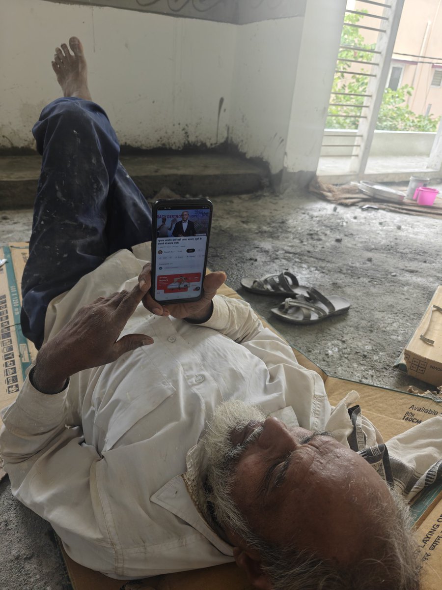 Mohammed Zubair (@zoo_bear) on Twitter photo Came across a migrant worker from Bihar watching <a href="/ravish_journo/">ravish kumar</a>'s youtube channel during lunch break in a construction building in Bengaluru. 🙂 Came across a migrant worker from Bihar watching <a href="/ravish_journo/">ravish kumar</a>'s youtube channel during lunch break in a construction building in Bengaluru. 🙂