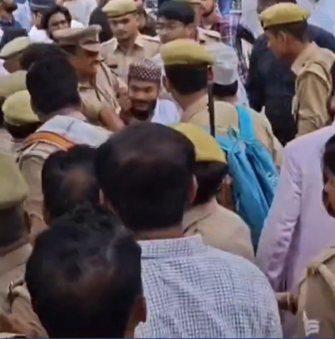 AshrafFem's tweet image. अलीगढ़ मुस्लिम यूनिवर्सिटी के छात्रों ने पुलिस पर लगाया जुमे कि नमाज़ के दौरान बर्बरता का आरोप…

AMU के छात्र 36% फीस वृद्धि के खिलाफ पिछले कुछ दिनों से लगातार विरोध प्रदर्शन कर रहे हैं. लेकिन शुक्रवार को यूपी पुलिस द्वारा शांतिपूर्ण विरोध प्रदर्शन कर रहे छात्रों के साथ बर्बरता…