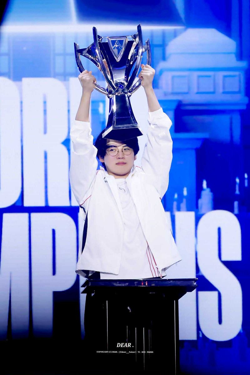 Phuongms2003's tweet photo. Lee " Gumayusi " Minhyung  , you are the best ADC in the world 
 WE STAND FOR GUMAYUSI.
#PROTECTGUMAYUSI
#구마유시
@gumayusi_min https://t.co/39yR9SeL8Z
