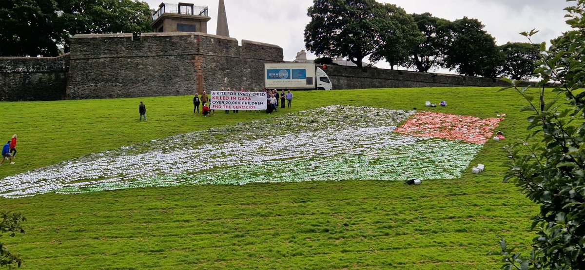 ahutts's tweet photo. Proud of our Derry community.

20,000 kites now cover the Fahan Street banking area. Each one for a child killed in Gaza. A powerful act of love, memory, and solidarity. ❤️🇵🇸

@feilederry @OLTHLC @surestartedenballymore https://t.co/dAiPJz3LJF