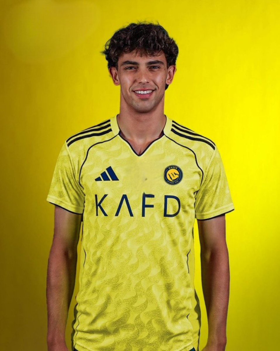 قبل (6) أشهر أطلق الرئيس التنفيذي لنادي #النصر ماجد الجمعان تصريحه الشهير:
المال محدود..!! 
وخلال الستة أشهر التي أعقبت ذلك التصريح أبرم النصر ثلاث صفقات (دوران، فيلكس، مارتينيز) بقيمة (540) مليون يورو. !! بما يعادل (2,430) مليار ريال. !!
يا ترى لو لم يكن المال محدوداً ماذا يمكن