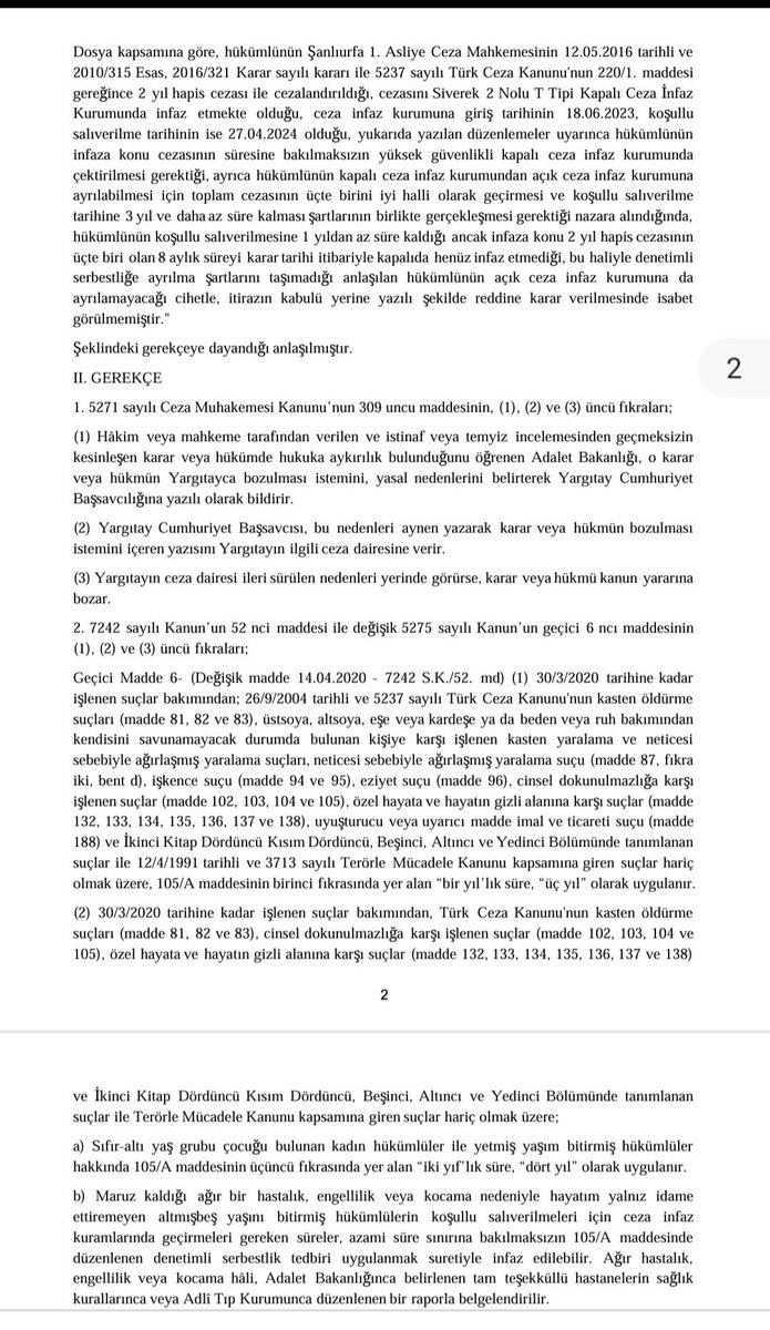 tokali_ibrahim's tweet photo. AÇIĞA ve DENETİMLİ SERBESTLİĞE AYRILMA BİLGİLERİ !!
✅  Kapalıya alınan hükümlülerden cezaları 10 yıldan az olanlar 1 ayını, 10 yıl ve yukarı olanlar ise 1/10' ni kapalıda yattıktan sonra koşullu salıverilme tarihine 7 yıl veya daha az süre kalanlar açığa geçer. 

✅ (2) Açık kurumlara ayrılabilmek için, ayrıca;
a) Hırsızlık, yağma, uyuşturucu tic. suçlarında  koşullu salıverilme tarihine 5 yıldan az süre kalması gerekir. Örnegin 8 yıl uyuşturucu için: 1 yıl kapalı;4 yıl açık; 1 yıl ds.

b) Cinsel suçlar (102 ve 103) ile eşe karşı işlenen (cinayet, yaralama, eziyet) suçlarında  koşullu salıverilme tarihine 3 yıldan az süre kalması da gerekir. Örneğin  cinsel istismar: 8 yıl için: 3 yıl kapalı; 2 yıl açık; 1 yıl ds.

✅ İçtimalı cezalarda, açık kuruma ayrılmada esas alınacak suç, koşullu salıverilme tarihine en az sürenin arandığı suçtur. Örnegin 7 yıl dolandırıcılık ve  1 yıl eşe karşı yaralama içtimalı 8 yıl ceza: Normalde 10 yılın altında olduğu için  1 ay kapalı yatması gerekirken  eşe karşı yaralamanın ictimasından dolayı 1 yıl kapalıda kalır. 

✅ Cezaların infazında denetimli serbestliğe ayrılmak için öncelikle açığa ayrılmak gerekir. Ancak 30.03.2020 öncesi işlenen ve istisnai suçlardan olmayan cezalarda açığa ayrılma süresi gelmese bile denetimli serbestlikten yararlanarak kapalıdan doğrudan denetime ayrılır. Fakat  30.03.2020 sonrası işlenen başka bir suçla içtima edilmesi halinde açığa ayrılma koşulu da aranacaktır.(Yargıtay 1. CD.13.03.2025 T. 2024/2278 E, 2025/2053 K.) 

***✅ Güncel Karar ektedir. Özellikle 3 yıl üzerindeki cezalarda yakalama  çıkarılarak öncelikle kapalıya alınacağı için, suç tarihi 30 Mart 2020 öncesi ise 6 yıla kadar cezalarda (istisna suç degilse) açığa ayrılma beklenmeden giriş çıkış yapılır. Aksini uygulayan cezaevlerine yapılacak müracaatta KYB yoluyla verilen bu güncel karar sunulabilir.