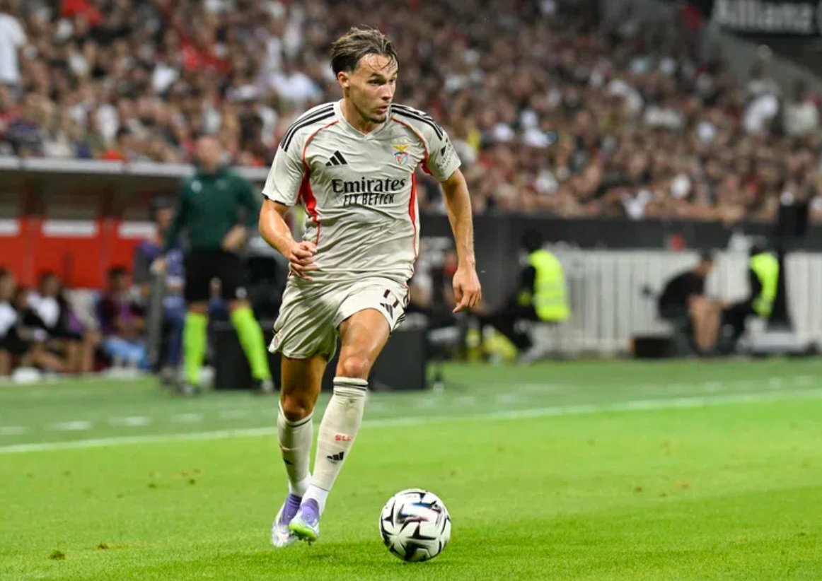 SLBFrance's tweet image. 🔴 Arrivé de Salzbourg pour 10 M€, Amar Dedić, 22 ans, a déjà convaincu en deux matchs avec Benfica, dont une Supercoupe. Offensif comme Bah, solide comme Tomás Araújo.

🛡️ Face à Nice, 89 % de passes réussies, duels gagnés, impact dans les deux sens.

#AmarDedić #Benfica #Perfs