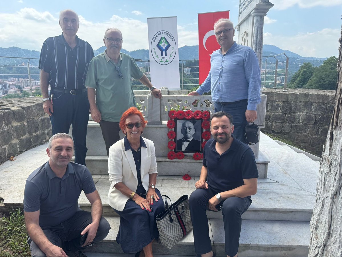 Merhum Ekrem Orhon’un aramızdan ayrılışının 42. yıl dönümü vesilesi ile Rize Platformu üyeleri olarak kabrini ziyaret ettik.