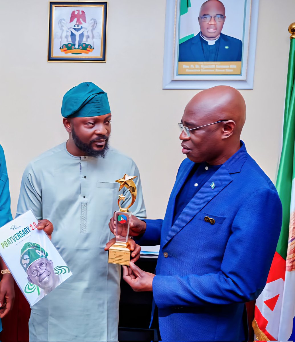 Governor Alia Media Centre (@gamediacentre) on Twitter photo Special Assistant to the President on Social Media and convener of the <a href="/PBATMediaCentre/">President Bola Ahmed Tinubu Media Centre</a>, Hon. <a href="/DOlusegun/">Daddy D.O🇳🇬</a> presents Governor <a href="/HyacinthAlia/">Fr. Hyacinth Iormem Alia</a> with the award of North-Central Governor of the year as announced at the <a href="/DigiSummit25_/">Progressive Digital Media Summit</a>.
The SA also presented the Governor with a copy of the Special Assistant to the President on Social Media and convener of the <a href="/PBATMediaCentre/">President Bola Ahmed Tinubu Media Centre</a>, Hon. <a href="/DOlusegun/">Daddy D.O🇳🇬</a> presents Governor <a href="/HyacinthAlia/">Fr. Hyacinth Iormem Alia</a> with the award of North-Central Governor of the year as announced at the <a href="/DigiSummit25_/">Progressive Digital Media Summit</a>.
The SA also presented the Governor with a copy of the