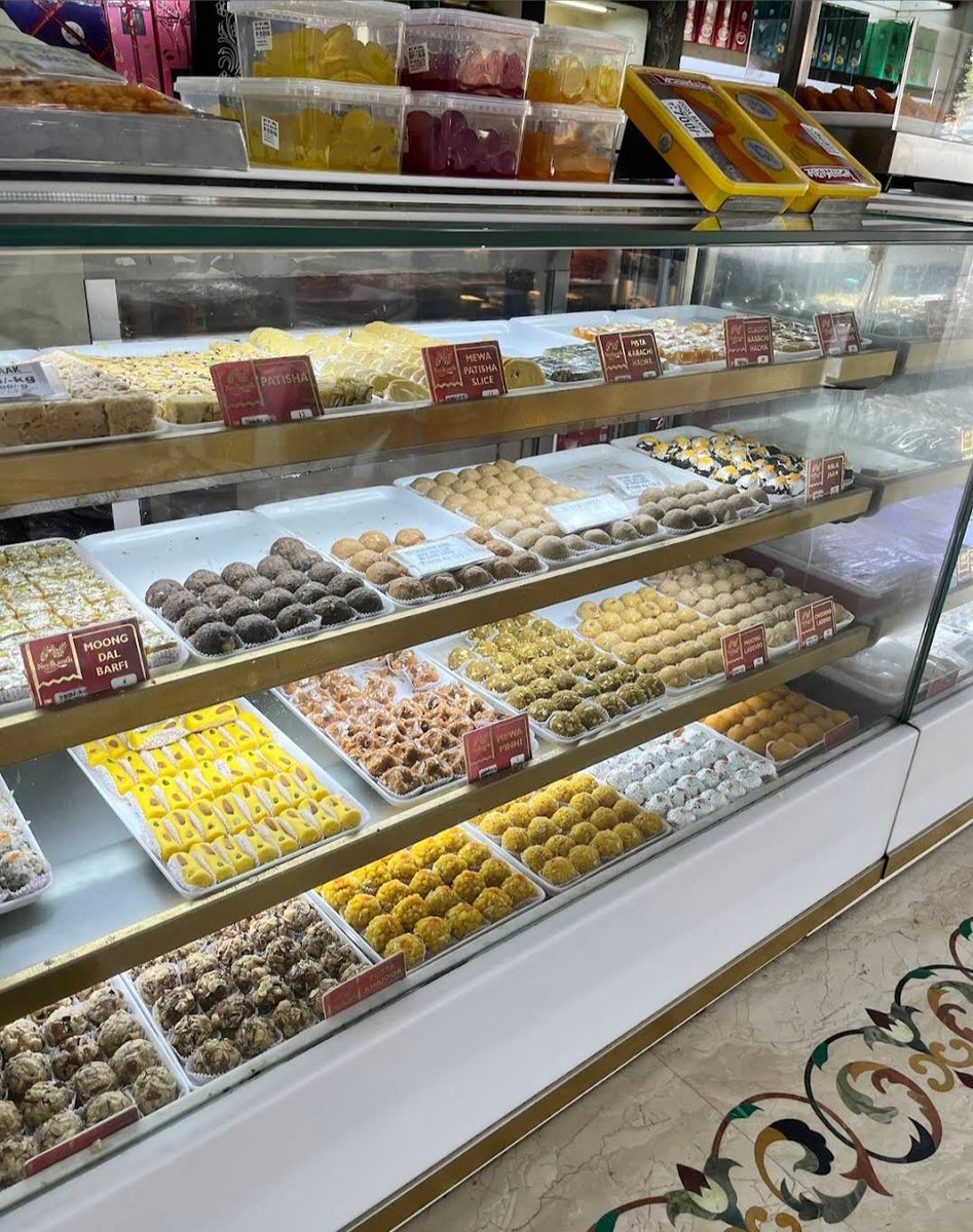 देश में महंगाई का बोझ हर तरफ दिख रहा है, और रक्षाबंधन के मौके पर लखनऊ में मिठाइयों के दाम भी आसमान छू रहे हैं। <a href="/AnilYadavmedia1/">ANIL</a> भैया जी, आपसे सवाल है—क्या देश में दूध के दाम भी कभी बढ़ेंगे? बिना दूध के तो कोई त्यौहार पूरा होता ही नहीं, फिर भी दूध इतने कम दाम पर कैसे बिक रहा है?