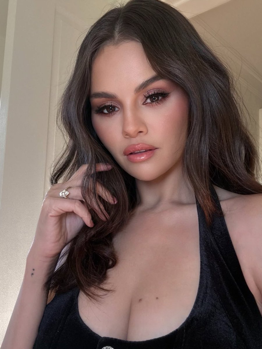 SEXYLIKESELENUR's tweet image. just came on here to say that there isn’t a bitch alive fucking with her face card….TRY AGAIN LOSERS 😘