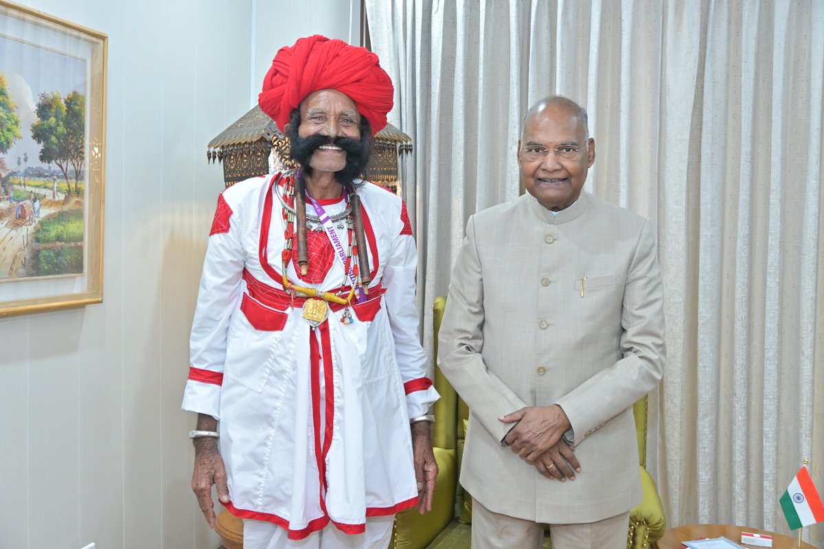 #Delhi : पूर्व राष्ट्रपति रामनाथ कोविंद ने पद्मश्री रामनाथ चौधरी को किया सम्मानित

#RamNathKovind #PadmaShri #RamnathChoudhary #FolkMusic #AlghozaArtist #IndianCulture #RajasthanPride #BreakingNews #latestnews #news21national <a href="/ramnathkovind/">Ram Nath Kovind</a>