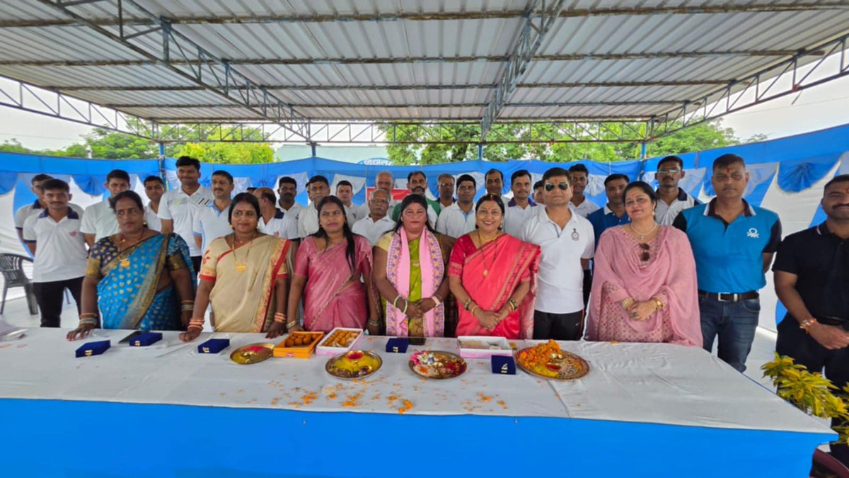 आज रक्षाबंधन के पावन अवसर पर अपने गृह जिले के वायुसेना केन्द्र में वायुसेना के ग्रुप कैप्टन रवीश राकेश सहित अन्य उपस्थित अधिकारियों एवं जवानों को रखी बांधी और प्रभु श्री राम जी से उनके उत्तम स्वास्थ्य व दीर्घायु जीवन की कामना की।
वन्देमातरम् 
#mitionsindoor #NarendraModi