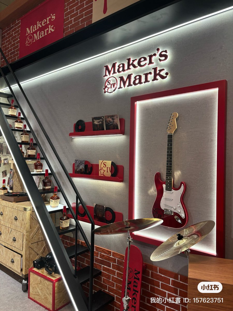 早鸟票换屏波本，开森
喝的爽歪歪