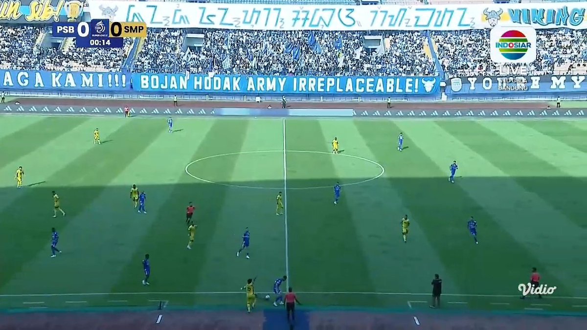 Seharusnya, Persib Bandung sebagai Juara musim lalu menjadi laga pembuka Super League musim ini. Tapi karena waktu itu harus perawatan untuk rumput lapangan GBLA karena sempat rusak, akhirnya gak jadi deh.... #BRISuperLeague