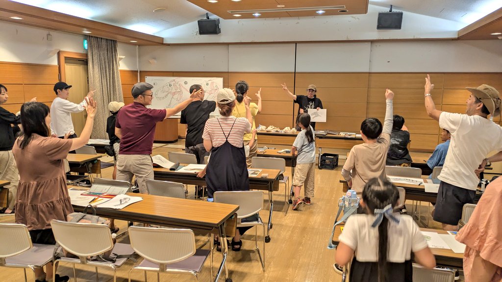 丹波竜化石工房「ちーたんの館」/7月リニューアルオープン予定! (@tambaryu0807) on Twitter photo 【本日のワークショップ】
小田 隆 先生 <a href="/studiocorvo/">小田 隆 Oda Takashi</a> を講師に迎え、ティラノサウルスなどの復元画を描きました。
最後には、先生が描かれた原画をかけてジャンケン大会を開催しました。
参加いただいた皆さま、ありがとうございました!
次回9月13日は、徳川広和 先生のワークショップです。 【本日のワークショップ】
小田 隆 先生 <a href="/studiocorvo/">小田 隆 Oda Takashi</a> を講師に迎え、ティラノサウルスなどの復元画を描きました。
最後には、先生が描かれた原画をかけてジャンケン大会を開催しました。
参加いただいた皆さま、ありがとうございました!
次回9月13日は、徳川広和 先生のワークショップです。