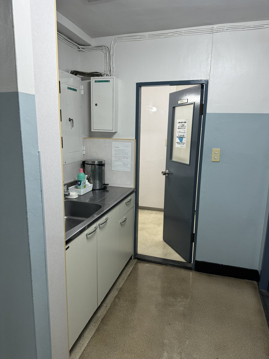 水道橋の三洋ビルは、自分の理想の内装の雑居ビルで良かったな。こういうビルに事務所を構えたい。