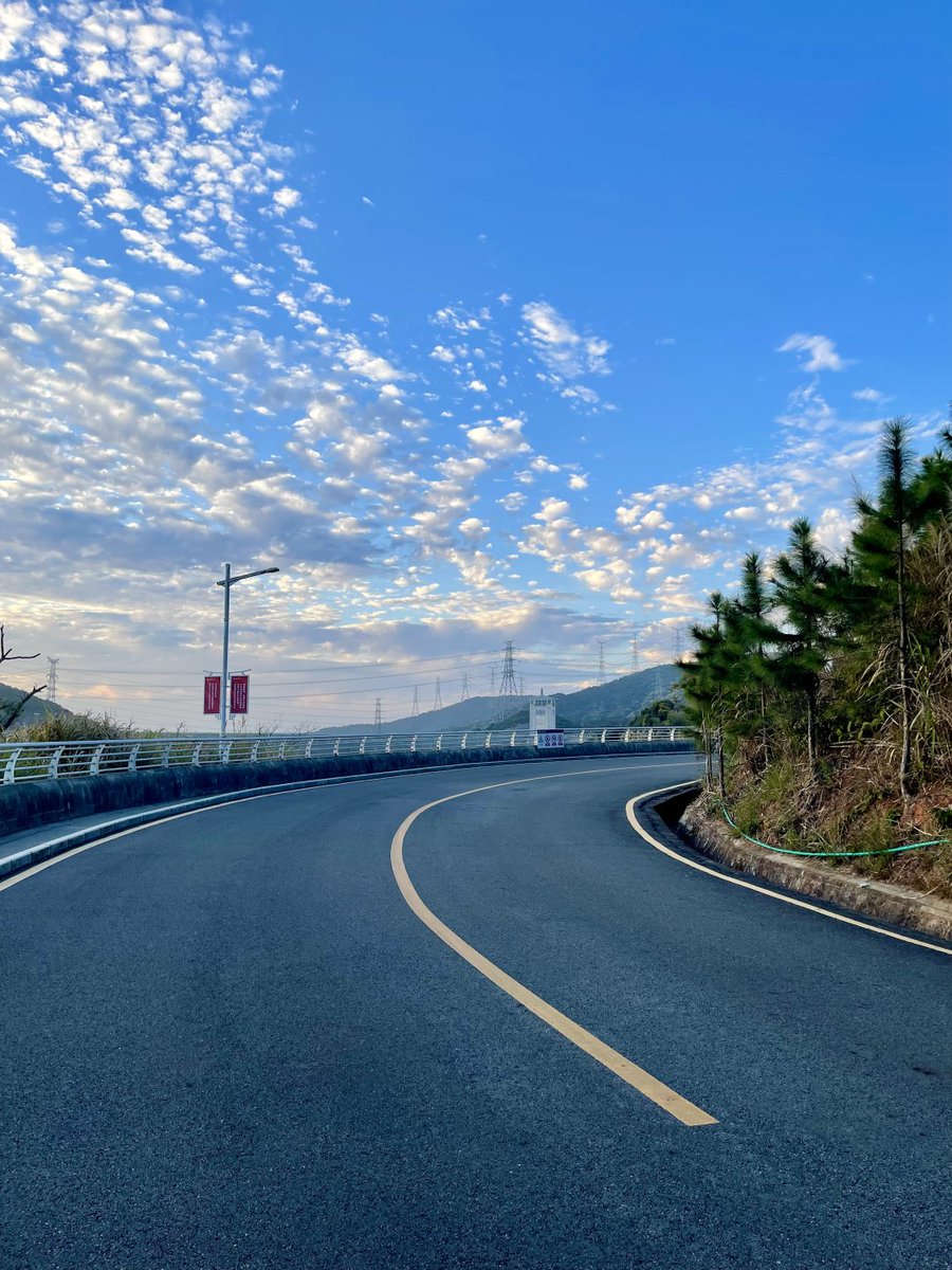 🌄✨ 梅沙尖への道しるべ！自然と冒険が待っている場所です。新しい景色を見に行きましょう！🚶‍♂️🌿☁️