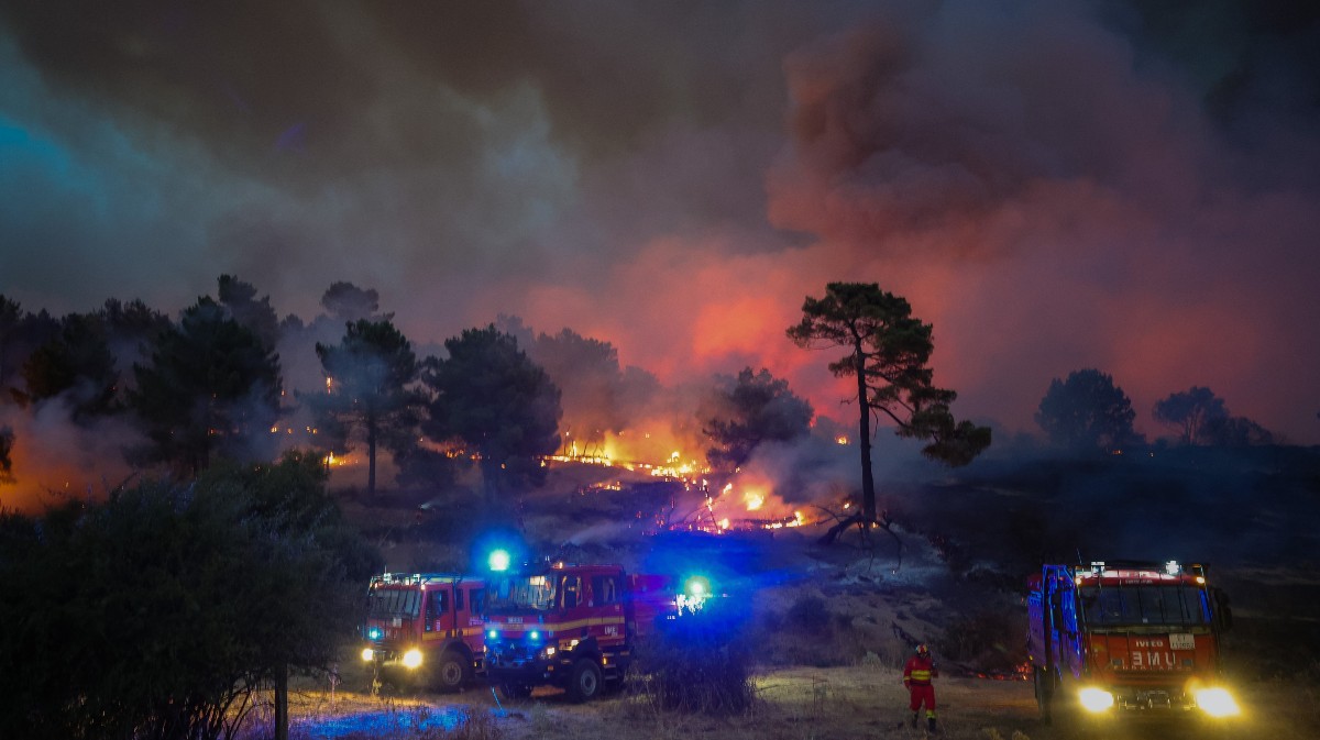 VÍDEO | La lucha contra el fuego trata de asegurar el perímetro ante el aumento de temperaturas y el viento
#IFSanBartolomeDePinares

avilared.com/art/86030/ince…